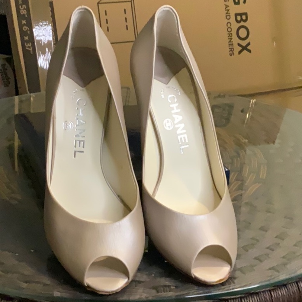 CHANEL CHAMPAGNE TONE (SILVER/GRAY)OPEN TOE HEELS 40